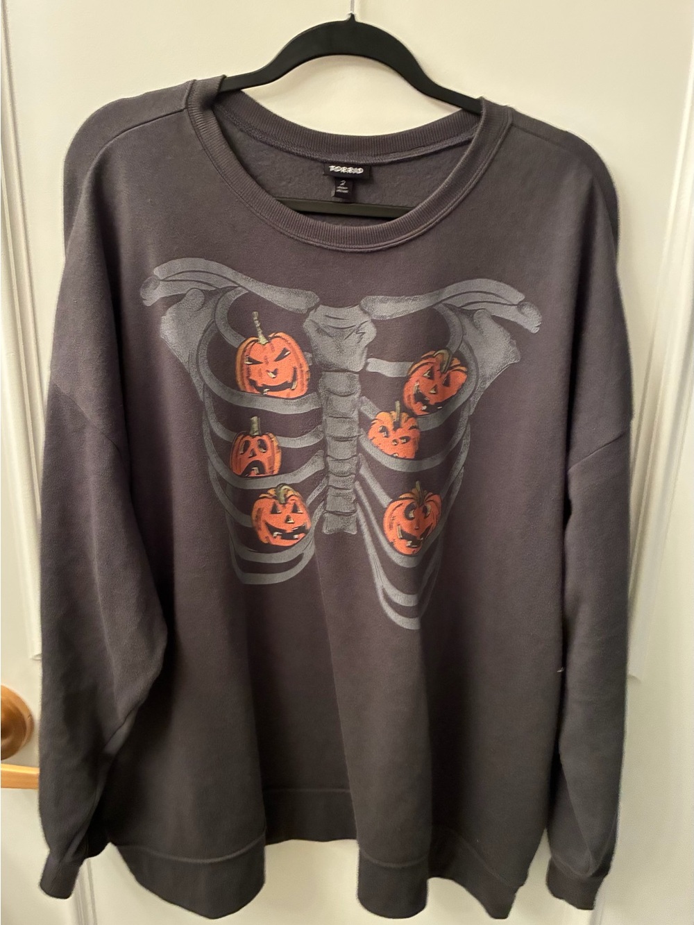 torrid Dark Gray Crewneck Sweatshirt with Pumpkin Ribcage Graphic